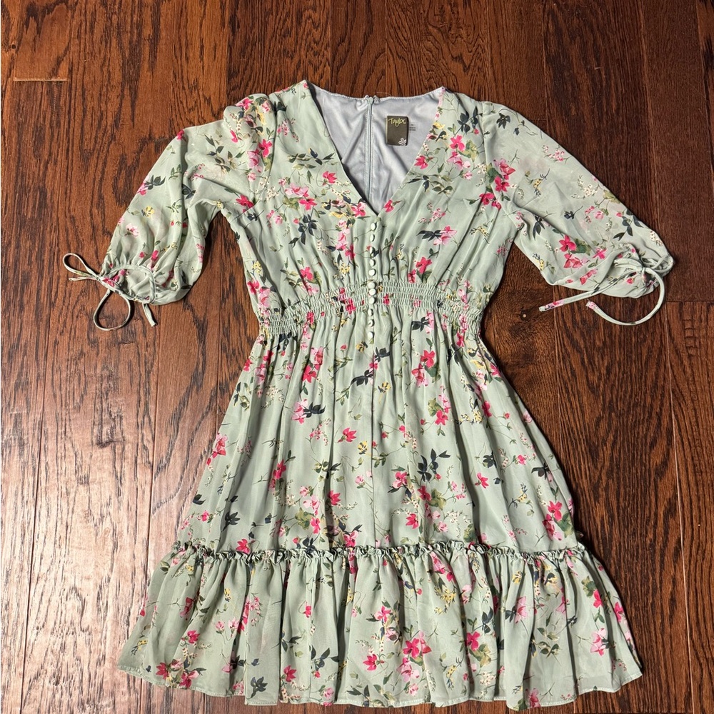 Floral women’s Dress size 8 by Taykor, in sage Green